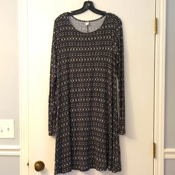 Old Navy Dresses & Skirts - Old navy, long sleeve dress, black and white, size medium tall
